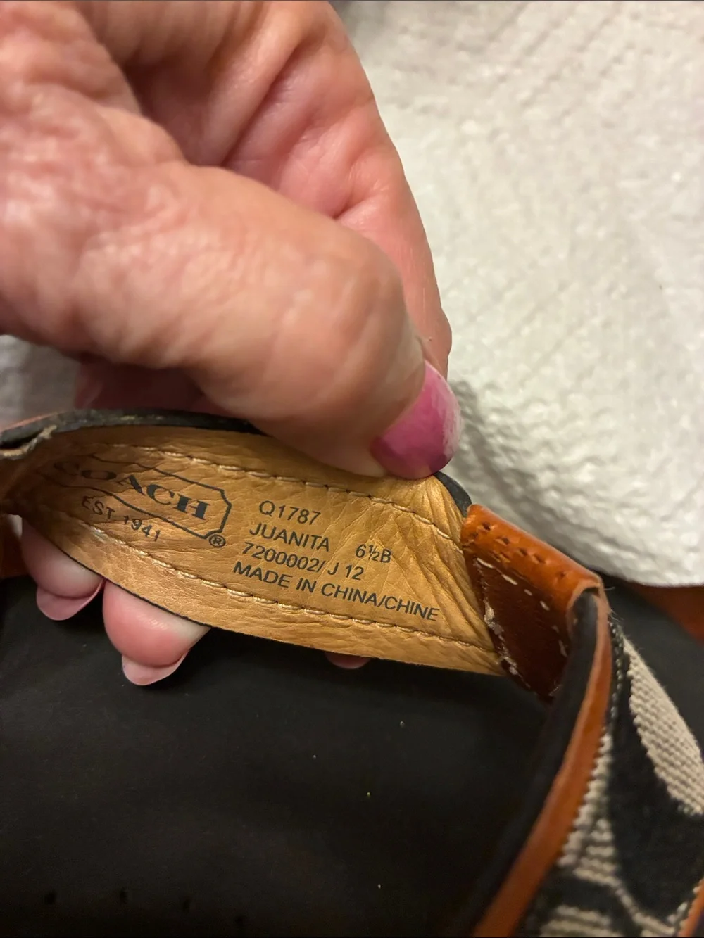 COACH. Women’s Black Footbed with Brown Signature Canvas Thong Sandals. Size 6.5